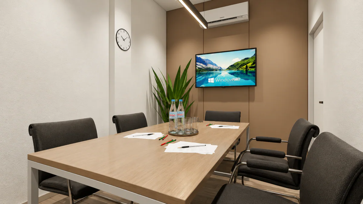 Sala de reuniões com mesa de madeira e ecrã na parede