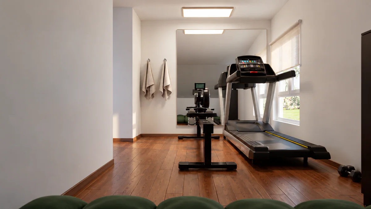 Ginásio em casa com espelho amplo e equipamento de exercício